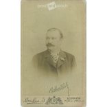 1907 - Középkorú férfi, műtermi portréfotója. Brückner J. fényképészeti műterme készítette, Sopronban. Személyazonossági igazolvány. Kabinetfotó / keményhátú fotó / vizitkártya, CDV fotó. (2792208)