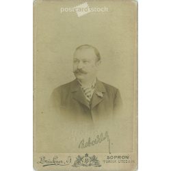   1907 - Középkorú férfi, műtermi portréfotója. Brückner J. fényképészeti műterme készítette, Sopronban. Személyazonossági igazolvány. Kabinetfotó / keményhátú fotó / vizitkártya, CDV fotó. (2792208)