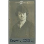 1921 - Fiatal nő, műtermi fotója. Torelli, fényképészeti műterme készítette, Budapest. Kabinetfotó / keményhátú fotó / vizitkártya, CDV fotó. (2792209)