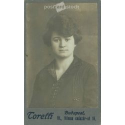   1921 - Fiatal nő, műtermi fotója. Torelli, fényképészeti műterme készítette, Budapest. Kabinetfotó / keményhátú fotó / vizitkártya, CDV fotó. (2792209)