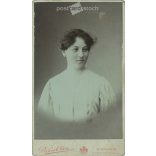 1910-es évek eleje - Fiatal nő, műtermi fotója. Békei Ödön, fényképészeti műterme készítette, Budapesten. Kabinetfotó / keményhátú fotó / vizitkártya, CDV fotó. (2792210)