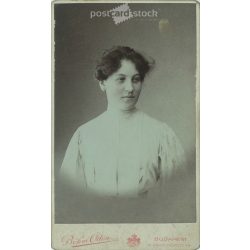   1910-es évek eleje - Fiatal nő, műtermi fotója. Békei Ödön, fényképészeti műterme készítette, Budapesten. Kabinetfotó / keményhátú fotó / vizitkártya, CDV fotó. (2792210)