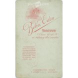 1910-es évek eleje - Fiatal nő, műtermi fotója. Békei Ödön, fényképészeti műterme készítette, Budapesten. Kabinetfotó / keményhátú fotó / vizitkártya, CDV fotó. (2792210)