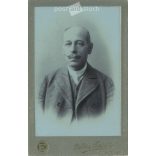 1910-es évek eleje - Elegáns úr, műtermi fotója. Erdős Gyula, fényképészeti műterme készítette, Újpest. Kabinetfotó / keményhátú fotó / vizitkártya, CDV fotó. (2792211)