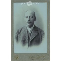   1910-es évek eleje - Elegáns úr, műtermi fotója. Erdős Gyula, fényképészeti műterme készítette, Újpest. Kabinetfotó / keményhátú fotó / vizitkártya, CDV fotó. (2792211)