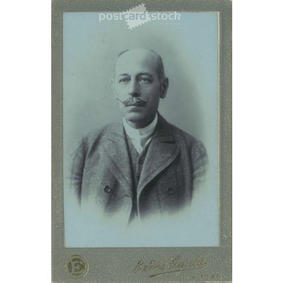 1910-es évek eleje – Elegáns úr, műtermi fotója. Erdős Gyula, fényképészeti műterme készítette, Újpest. Kabinetfotó / keményhátú fotó / vizitkártya, CDV fotó. (2792211)