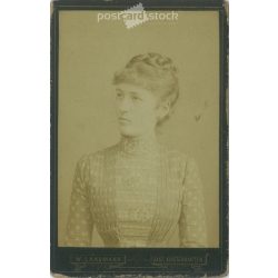   1886 - Elegáns, fiatal nő, műtermi fotója. W. Langmann, fényképészeti műterme készítette, Klostergarden. Kabinetfotó / keményhátú fotó / vizitkártya, CDV fotó. (2792212)