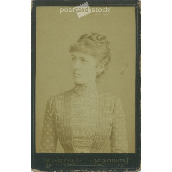 1886 – Elegáns, fiatal nő, műtermi fotója. W. Langmann, fényképészeti műterme készítette, Klostergarden. Kabinetfotó / keményhátú fotó / vizitkártya, CDV fotó. (2792212)