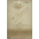 1886 - Elegáns, fiatal nő, műtermi fotója. W. Langmann, fényképészeti műterme készítette, Klostergarden. Kabinetfotó / keményhátú fotó / vizitkártya, CDV fotó. (2792212)