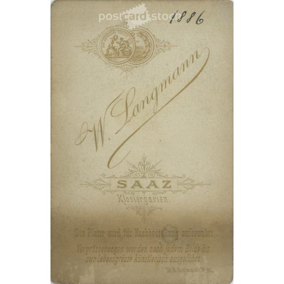 1886 - Elegáns, fiatal nő, műtermi fotója. W. Langmann, fényképészeti műterme készítette, Klostergarden. Kabinetfotó / keményhátú fotó / vizitkártya, CDV fotó. (2792212)
