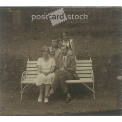   Családi fotó a parkban. 1930-as években Magyarországon készült felvétel. A készítője ismeretlen. Eredeti papírkép. (2792213)