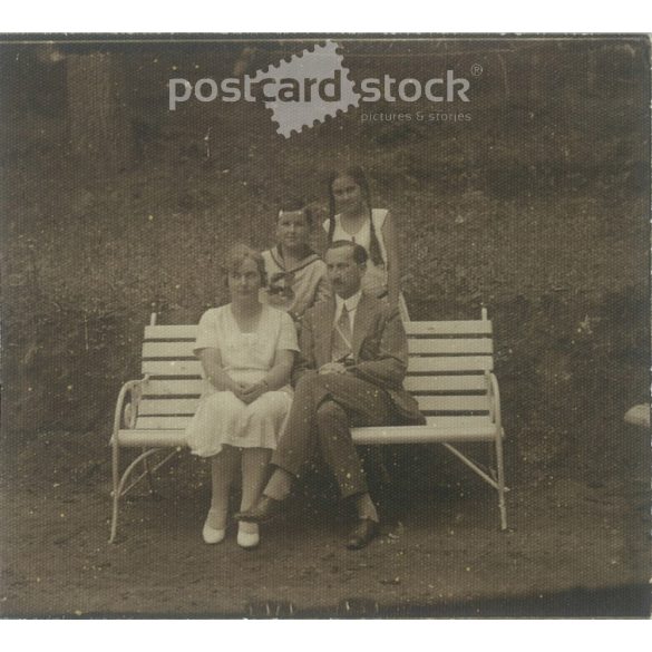 Családi fotó a parkban. 1930-as években Magyarországon készült felvétel. A készítője ismeretlen. Eredeti papírkép. (2792213)