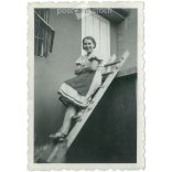 A létrán. 1940-es években, Magyarországon. A kép készítője ismeretlen. Eredeti papírkép. (2792214)