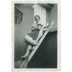   A létrán. 1940-es években, Magyarországon. A kép készítője ismeretlen. Eredeti papírkép. (2792214)