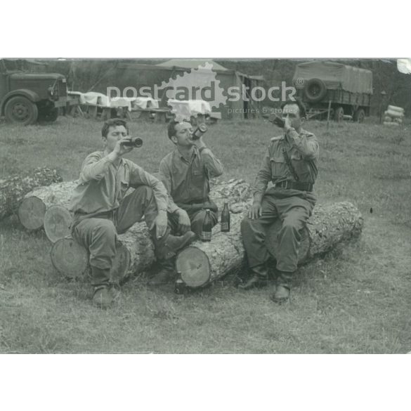 Katonák pihenőn. 1940-es évek, Magyarország. A kép készítője ismeretlen. Eredeti papírkép. (2792215)