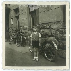   Kisfiú az 1960-as évekből. A felvétel Magyarországon készült. Eredeti papírkép. Készítője ismeretlen. (2792217)