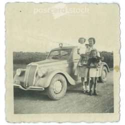   1930-as évek. Anya lányaival. Pihenés út közben. Eredeti papírkép. Készítője ismeretlen. (2792220)