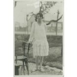 1929 - Fiatal lány a teraszon. Eredeti papírkép. Készítője ismeretlen. (2792223)