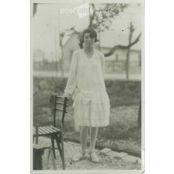   1929 - Fiatal lány a teraszon. Eredeti papírkép. Készítője ismeretlen. (2792223)