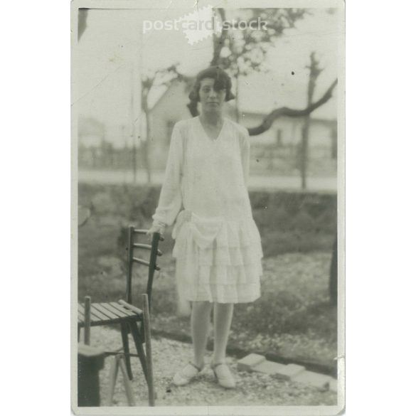 1929 – Fiatal lány a teraszon. Eredeti papírkép. Készítője ismeretlen. (2792223)