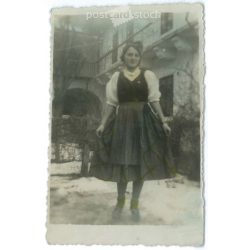   1930-as évek. Ismeretlen, fiatal lány a belső udvarban. Téli felvétel. Eredeti papírkép. Készítője ismeretlen. (2792224)