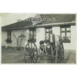 1927 - Fürdő, a vízhordó dézsában. Apa és a lányok. Eredeti papírkép. Készítője ismeretlen. (2792226)