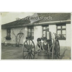   1927 - Fürdő, a vízhordó dézsában. Apa és a lányok. Eredeti papírkép. Készítője ismeretlen. (2792226)