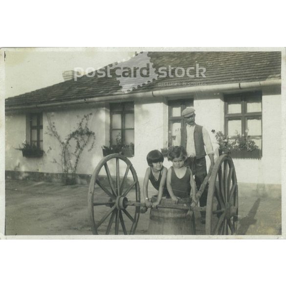 1927 - Fürdő, a vízhordó dézsában. Apa és a lányok. Eredeti papírkép. Készítője ismeretlen. (2792226)