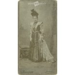 1890-es évek. Elegáns nő, műtermi fotója. Goszleth István, fényképészeti műterme készítette, Budapesten. Eredeti kabinetfotó / keményhátú fotó / vizitkártya, CDV fotó. (2792229)
