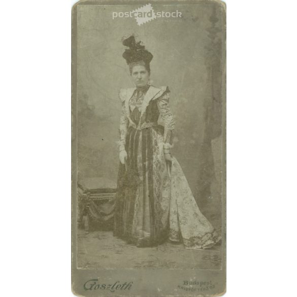 1890-es évek. Elegáns nő, műtermi fotója. Goszleth István, fényképészeti műterme készítette, Budapesten. Eredeti kabinetfotó / keményhátú fotó / vizitkártya, CDV fotó. (2792229)