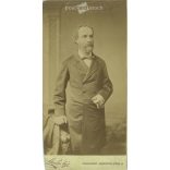 1890-es évek. Férfi kabátban, szivarral, műtermi felvétel. Sterlisky, fényképészeti műterme készítette, Budapesten. Eredeti kabinetfotó / keményhátú fotó / vizitkártya, CDV fotó. Vágott. (2792230)