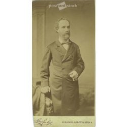   1890-es évek. Férfi kabátban, szivarral, műtermi felvétel. Sterlisky, fényképészeti műterme készítette, Budapesten. Eredeti kabinetfotó / keményhátú fotó / vizitkártya, CDV fotó. Vágott. (2792230)