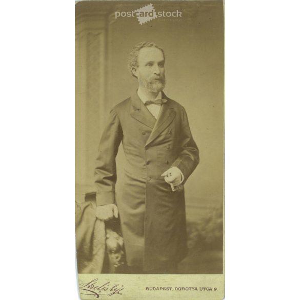 1890-es évek. Férfi kabátban, szivarral, műtermi felvétel. Sterlisky, fényképészeti műterme készítette, Budapesten. Eredeti kabinetfotó / keményhátú fotó / vizitkártya, CDV fotó. Vágott. (2792230)