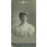 1900-as évek eleje. Nő csipkeruhában, műtermi felvétel. Uher Ödön, fényképészeti műterme készítette, Budapesten. Eredeti kabinetfotó / keményhátú fotó / vizitkártya, CDV fotó. (2792231)