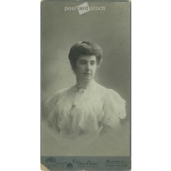   1900-as évek eleje. Nő csipkeruhában, műtermi felvétel. Uher Ödön, fényképészeti műterme készítette, Budapesten. Eredeti kabinetfotó / keményhátú fotó / vizitkártya, CDV fotó. (2792231)
