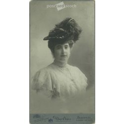   1900-as évek eleje. Nő csipkeruhában és kalapban, műtermi felvétel. Uher Ödön, fényképészeti műterme készítette, Budapesten. Eredeti kabinetfotó / keményhátú fotó / vizitkártya, CDV fotó. (2792232)