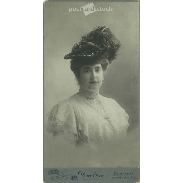 1900-as évek eleje. Nő csipkeruhában és kalapban, műtermi felvétel. Uher Ödön, fényképészeti műterme készítette, Budapesten. Eredeti kabinetfotó / keményhátú fotó / vizitkártya, CDV fotó. (2792232)