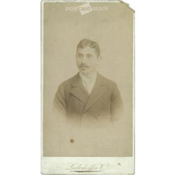   1890-es évek. Fiatal férfi, műtermi portréfotója. Wilhelm Linderhoffer, fényképészeti műterme készítette, Budapesten. Eredeti kabinetfotó / keményhátú fotó / vizitkártya, CDV fotó. (2792233)