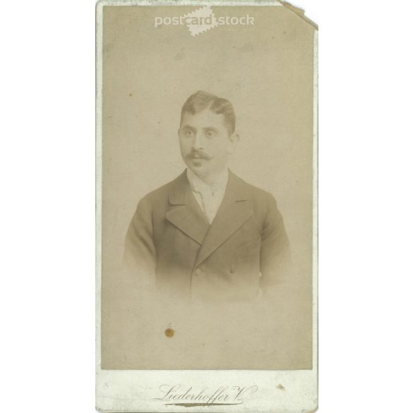 1890-es évek. Fiatal férfi, műtermi portréfotója. Wilhelm Linderhoffer, fényképészeti műterme készítette, Budapesten. Eredeti kabinetfotó / keményhátú fotó / vizitkártya, CDV fotó. (2792233)