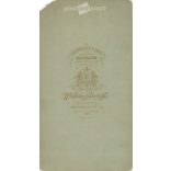 1890-es évek. Fiatal férfi, műtermi portréfotója. Wilhelm Linderhoffer, fényképészeti műterme készítette, Budapesten. Eredeti kabinetfotó / keményhátú fotó / vizitkártya, CDV fotó. (2792233)