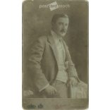1900-as évek eleje. Férfi sétapálcával, kalappal, műtermi felvétel. Sterlisky, fényképészeti műterme készítette, Budapesten. Eredeti kabinetfotó / keményhátú fotó / vizitkártya, CDV fotó. (2792234)