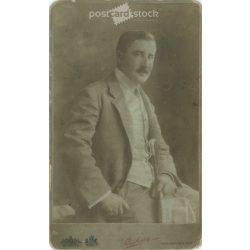   1900-as évek eleje. Férfi sétapálcával, kalappal, műtermi felvétel. Sterlisky, fényképészeti műterme készítette, Budapesten. Eredeti kabinetfotó / keményhátú fotó / vizitkártya, CDV fotó. (2792234)