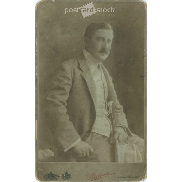 1900-as évek eleje. Férfi sétapálcával, kalappal, műtermi felvétel. Sterlisky, fényképészeti műterme készítette, Budapesten. Eredeti kabinetfotó / keményhátú fotó / vizitkártya, CDV fotó. (2792234)