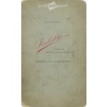1900-as évek eleje. Férfi sétapálcával, kalappal, műtermi felvétel. Sterlisky, fényképészeti műterme készítette, Budapesten. Eredeti kabinetfotó / keményhátú fotó / vizitkártya, CDV fotó. (2792234)