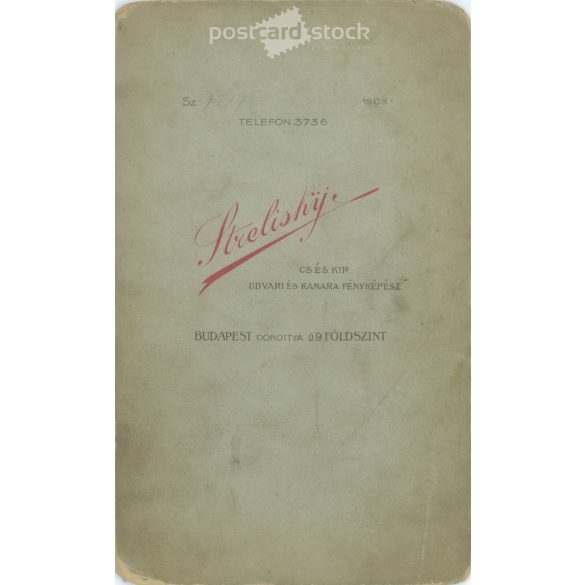 1900-as évek eleje. Férfi sétapálcával, kalappal, műtermi felvétel. Sterlisky, fényképészeti műterme készítette, Budapesten. Eredeti kabinetfotó / keményhátú fotó / vizitkártya, CDV fotó. (2792234)