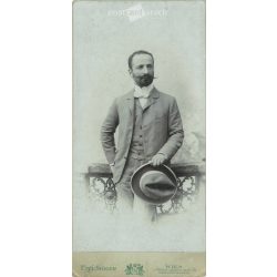   1900-as évek eleje. Férfi kalappal, műtermi felvétel. Emil Stöger fényképészeti műterme készítette, Bécs. Eredeti kabinetfotó / keményhátú fotó / vizitkártya, CDV fotó. (2792235)