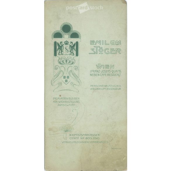 1900-as évek eleje. Férfi kalappal, műtermi felvétel. Emil Stöger fényképészeti műterme készítette, Bécs. Eredeti kabinetfotó / keményhátú fotó / vizitkártya, CDV fotó. (2792235)
