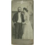1900-as évek eleje. Házaspár, egészalakos műtermi felvétele. Hahn Kirchgeorg fényképészeti műterme készítette, Nürnberg. Eredeti kabinetfotó / keményhátú fotó / vizitkártya, CDV fotó. (2792236)
