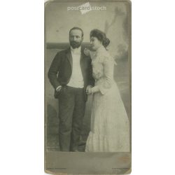   1900-as évek eleje. Házaspár, egészalakos műtermi felvétele. Hahn Kirchgeorg fényképészeti műterme készítette, Nürnberg. Eredeti kabinetfotó / keményhátú fotó / vizitkártya, CDV fotó. (2792236)