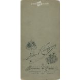 1900-as évek eleje. Házaspár, egészalakos műtermi felvétele. Hahn Kirchgeorg fényképészeti műterme készítette, Nürnberg. Eredeti kabinetfotó / keményhátú fotó / vizitkártya, CDV fotó. (2792236)